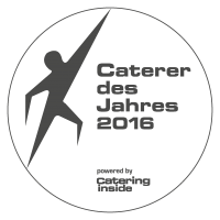 Rundes Logo mit stilisierter Figur und Text: Caterer des Jahres 2018 powered by Cooking + Catering Inside.